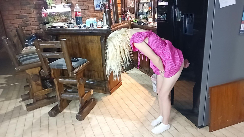 18blondteen: 내 BF가 보고 있는 동안 냉장고 따먹기