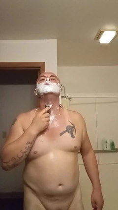 Бритье в ванной
