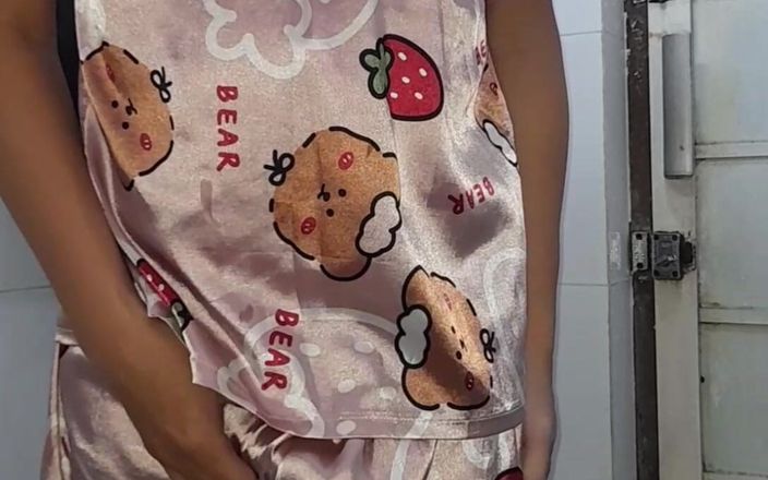 Naomisinka: 穿着短裤缎面睡衣的女孩自慰