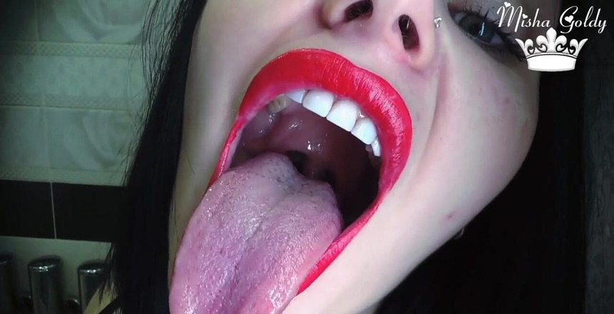 Goddess Misha Goldy: Jesteś niewolnikiem okrutnej gigantki! Mmm wyglądasz tak smacznie! Chcę cię...