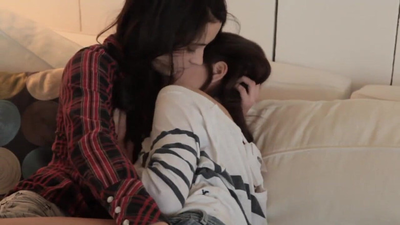 Lesbian Illusion: Đồng tính nữ trẻ có những khoảnh khắc nóng bỏng