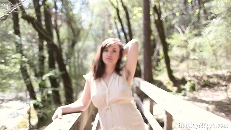 Horny Hairy Girls: Muy embarazada Paris Lincoln se masturba al aire libre