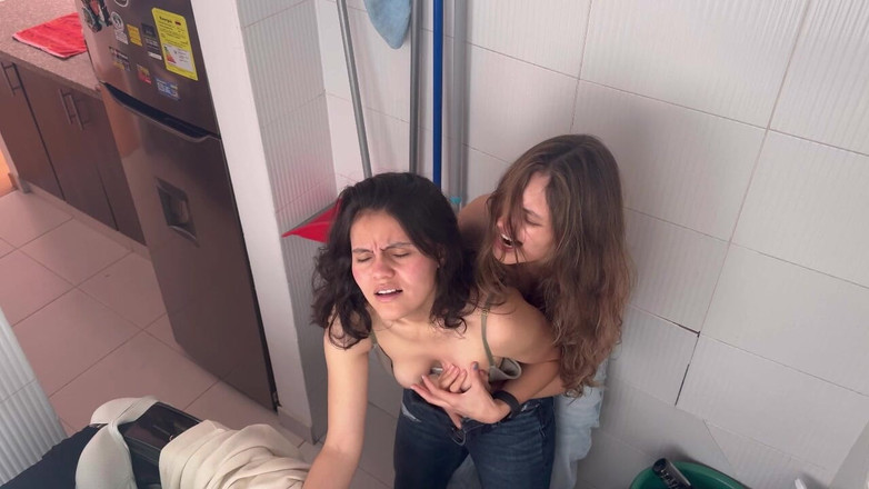 scarlettandc: Lezbiyenler Kıyafet Odasında Sikişiyor