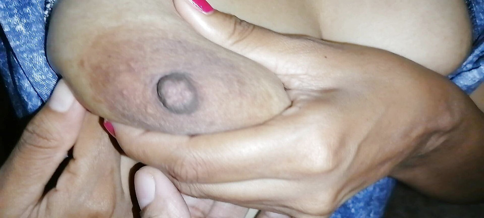 Miya White: Anne Naughty blonďatá děvka vklouzne hračku do své kundičky, zatímco...