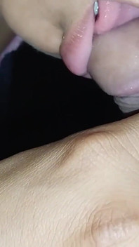 Mi vecina se mete en mi cama y me da unas deliciosas tetas hasta que ella me hace correrme en su coño