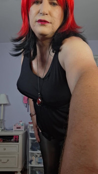 你觉得我的衣服怎么样？如果我是你的老婆，你能让我穿这个衣服吗？