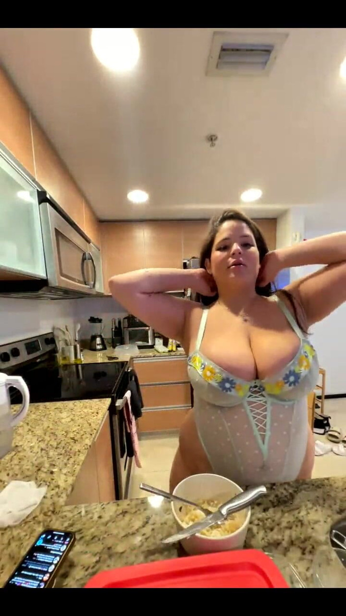 Dani Valentina: Dani Valentina와 함께하는 라이브 스트림