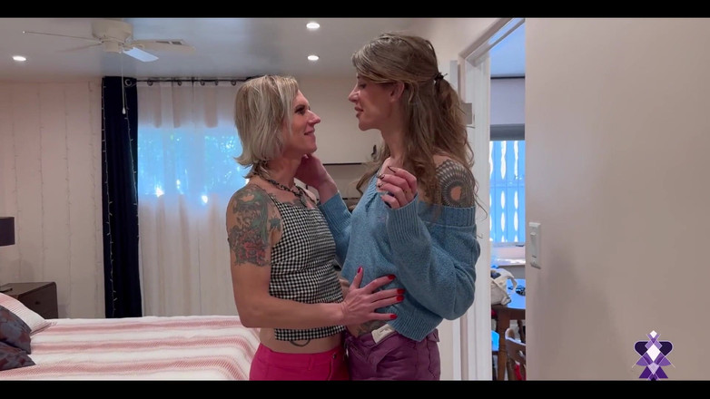 Gray Perrier: TS Ria Bentley TS Gray Perrier'i Evinin Her Odasında Sikiyor!