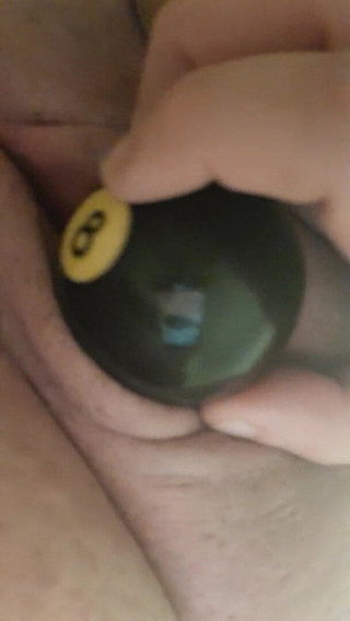 Creamycat: Playing with snooker ball