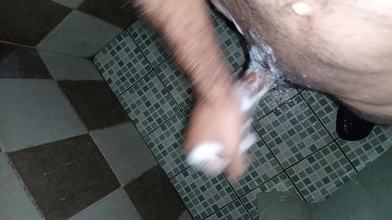 Cute boy jerks off: Nella beatitudine con sapone e acqua che sono arrivati dal...