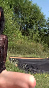 В'ялий живіт зрілої на публіці трахнули на відкритому повітрі