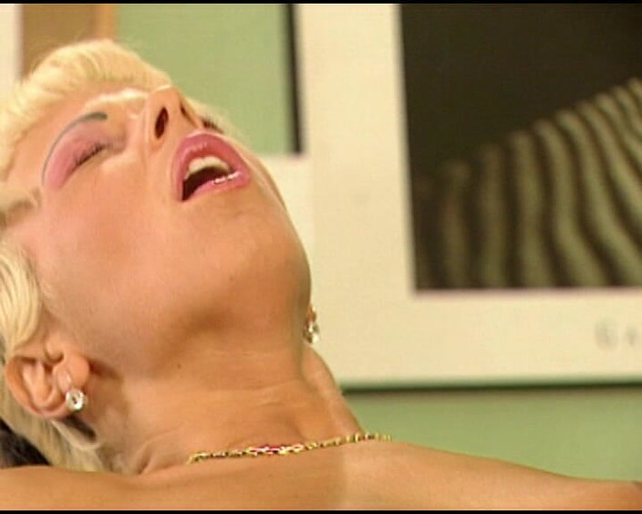 Euro Blue Movies: Zeer hete Russische milf wordt in haar kont geneukt!