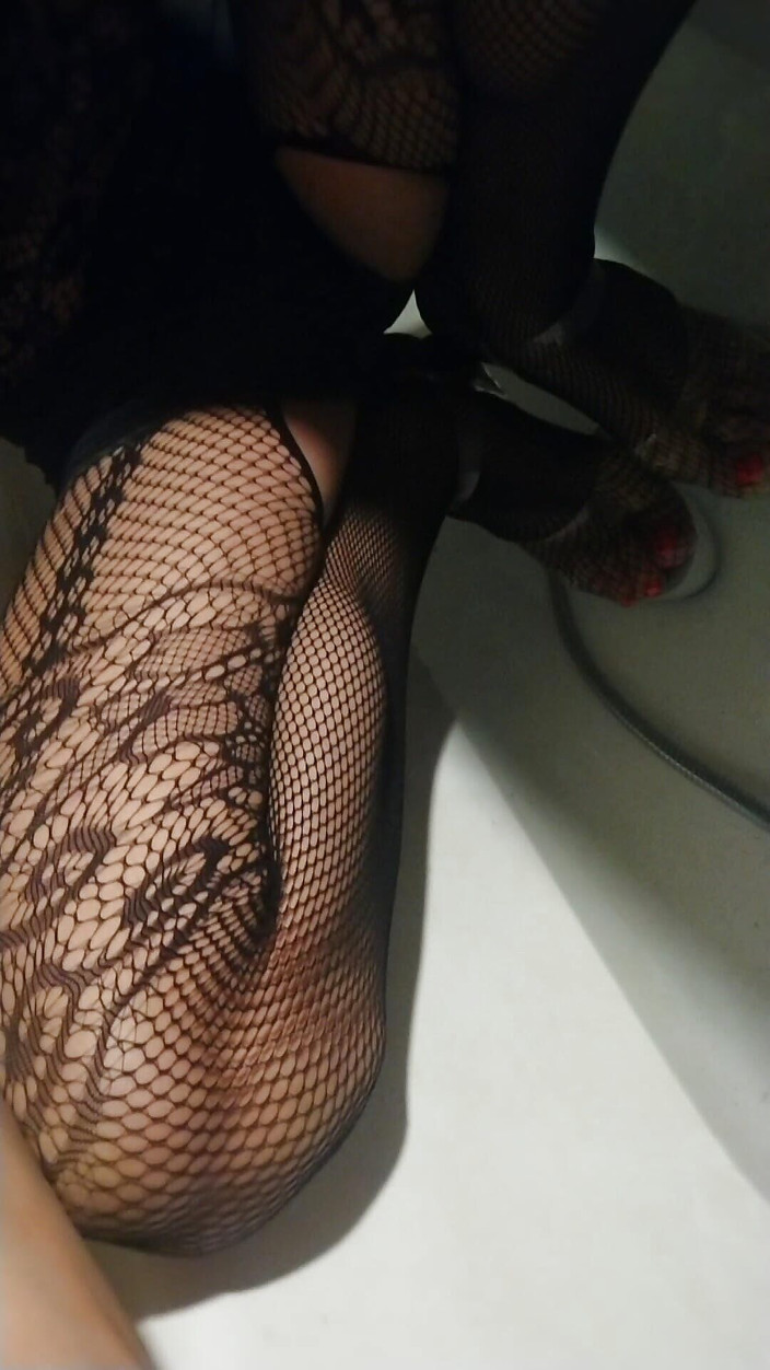 Alexa Cosmic: Wetlook im Badezimmer mit schwarzem netzkörper, Jeansshorts und High Heels...