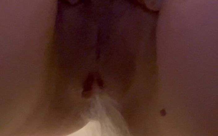 Hotwifekbh: Дружина з великими цицьками писяє, аматорське домашнє відео 2