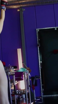 Nadržená lez milfka bičuje svou sub kamarádku