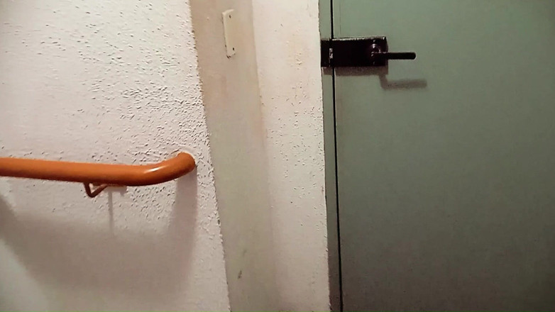 Alan Long: Scendendo le scale dell'edificio nelle mie mutandine!