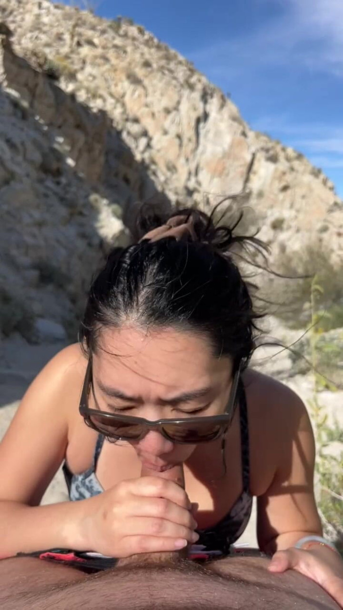 meimeiXXX: Мінет на відкритому повітрі під час прогулянки в пустелі - аматорський білий з азіаткою - сперма в рот, публічне ковтання мінету