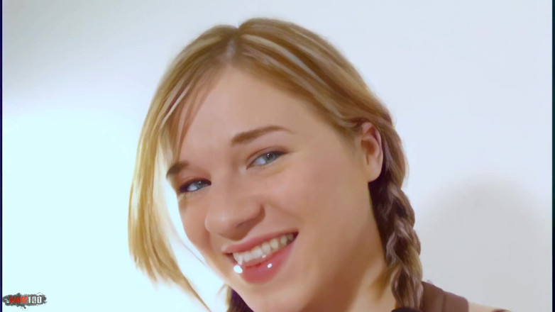 MMM100: Monica-vera: bella piccola bionda monica vera si spoglia e si...