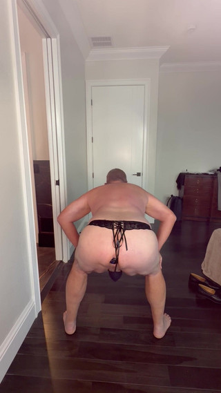 GottaLuvBB: सौतेला पिता सूट में घर आता है