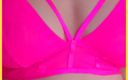 Wifey Does: Istri dengan toket aduhai dengan bra pink yang hot banget
