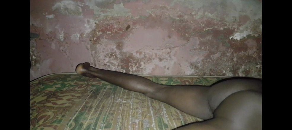 Masturbator emmy: मेरे ग्रामीण कमरे में मेरे देहाती बिस्तर को