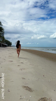 Publiczna Zabawa W Bikini Z Loszka Na Plaży