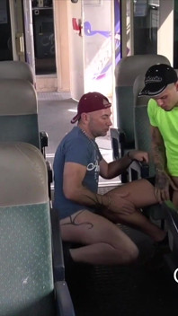 2471 Úžasný bez sedla exhib sex ve veřejném vlaku