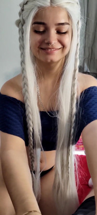 Undergiven slarvig deepthroat i vit peruk & blå kontakter - Debora sväljer Wellingtons tjocka kuk långsam stretching