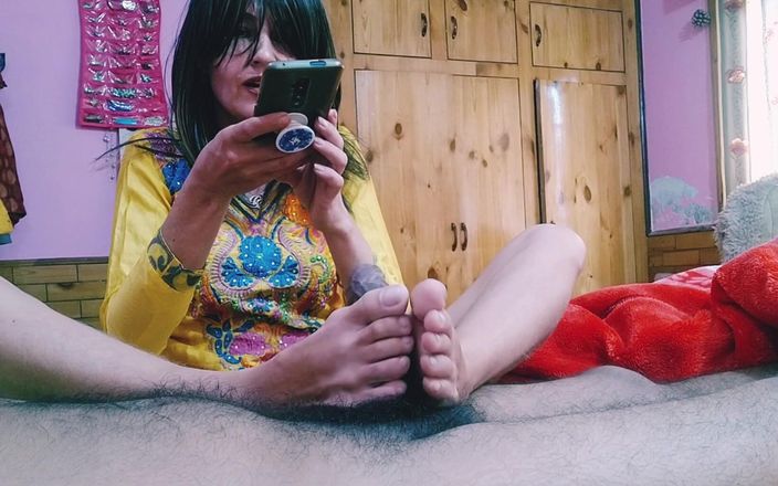 Bolly Karma: 継母は、義理の息子のチンポがどのように振る舞うかを見たいと思っています