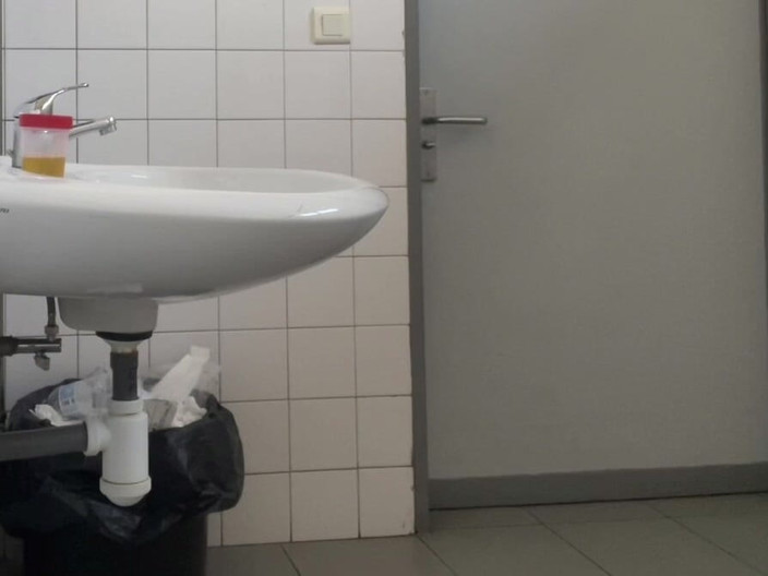 AmateurBoysPissing: Facet biorąc próbkę moczu w toaletach szpitalnych