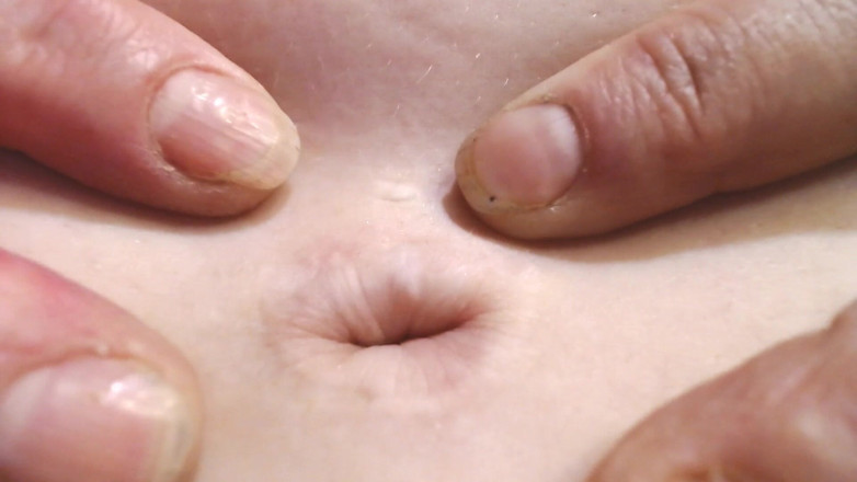 Abby Anna: Pulsante dell'ombelico profondo in primo piano