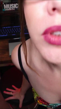 Une secrétaire en nylon suce une bite au bureau en POV 1080p
