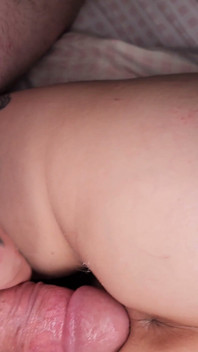 Ménage a trois con un bambino e una bambola