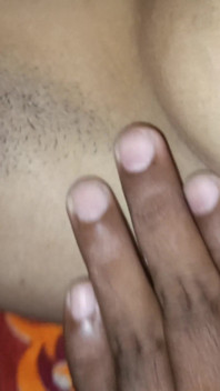 Fofa apertando os peitos e fodendo com dona de casa