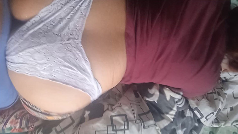 Eatrella j: 拉丁夫妇通过内裤做爱