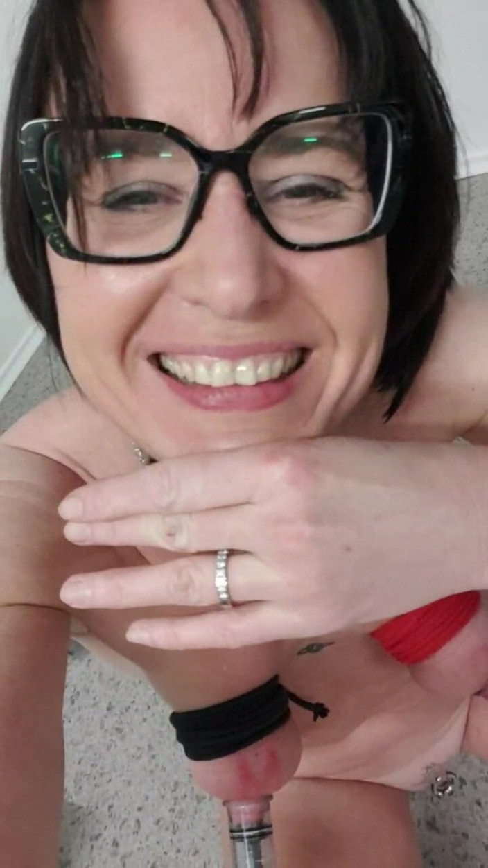 JulieEroticDress: Julie Spritzt in Eimer an Labien