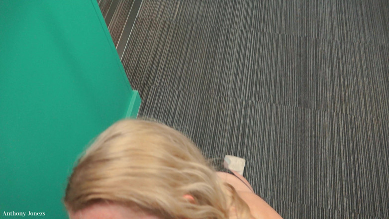 AnthonyJonezs: Öffentliche treppe blowjob spucken, spermaschlucken
