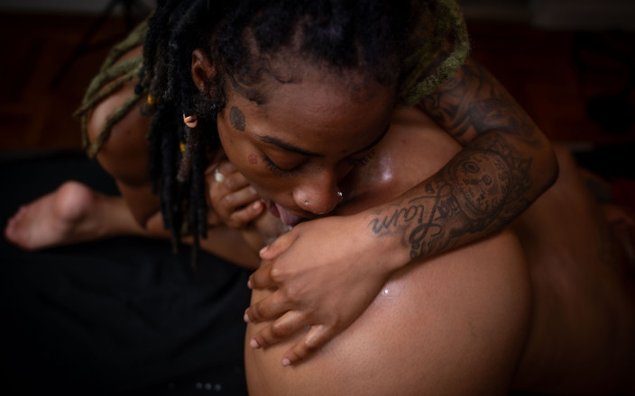 Exxxtra Kynky: 女の子に女の子の猫の遊びと戦利品の平手打ち