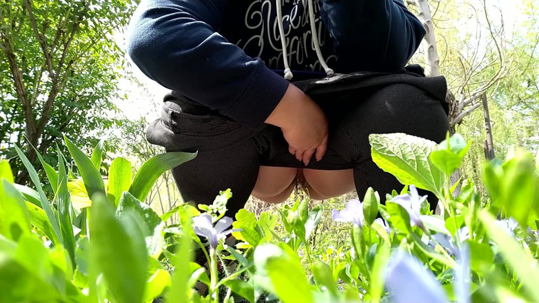 Elena: Deslumbrante deusa do mijo no parque da cidade