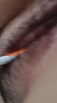 BBW dziewczyna masturbuje się szczoteczką do zębów