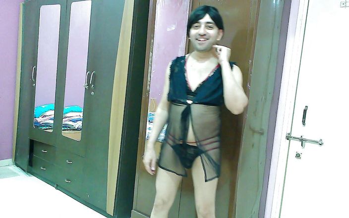 Cute &amp; Nude Crossdresser: Sexy mietje travestiet femboy lieve lolly in een sexy zwarte...