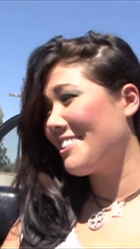 Si rambut coklat Asia bertetek besar London Keyes deepthroat dan mengongkek Eric Swiss