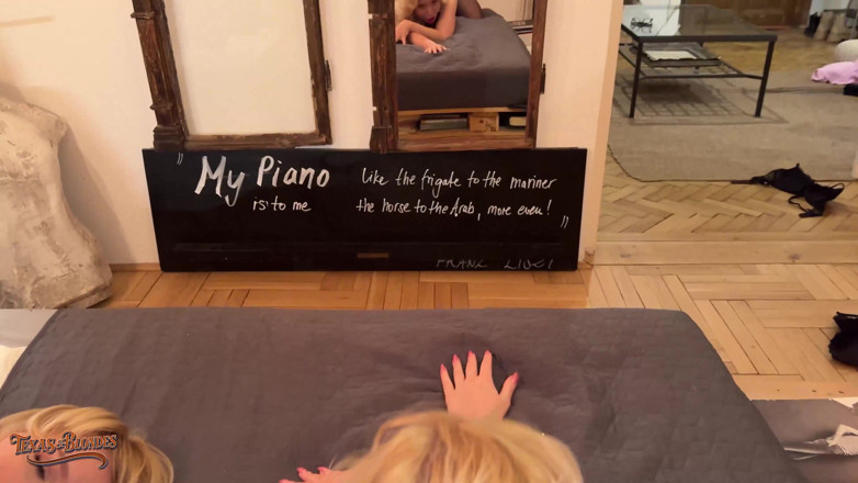 Texas and blondes: 2 sexy blondýnky se rozehřívají prstění před tím, než si...