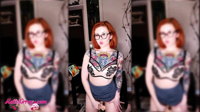 Katty Grray: Une prof excitée vêtue de bas suce un gode et...