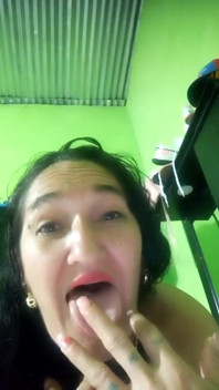 Tante seksi lagi asik masturbasi sambil bugil