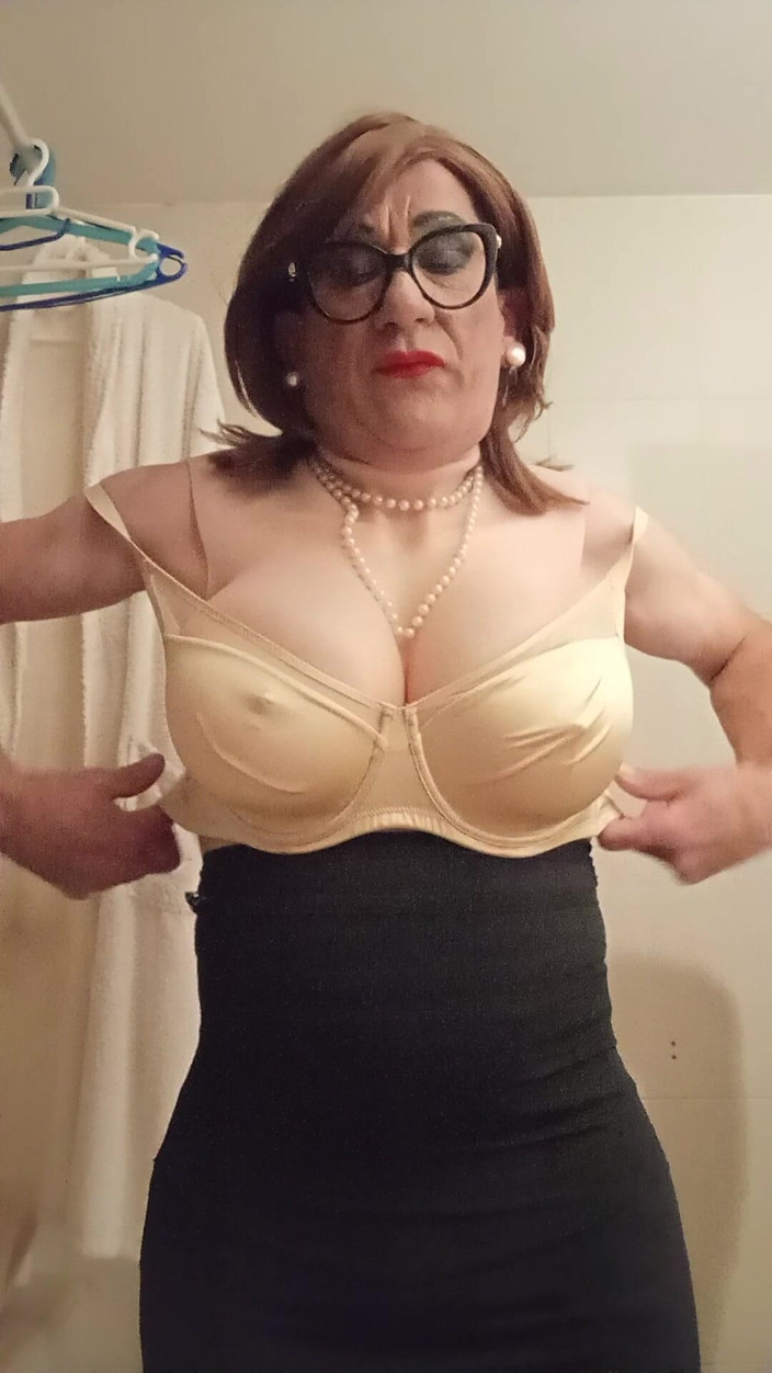 Yusti: S’habiller devant le miroir