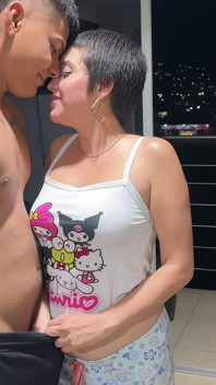 我对我的大屁股拉丁继妹隐藏遥控器