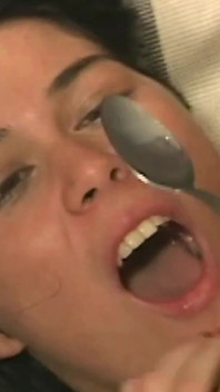 Comel comel bertetek kecil comel pada kolar rantai dikuburkan creampie oleh gangbang penembusan berganda.
