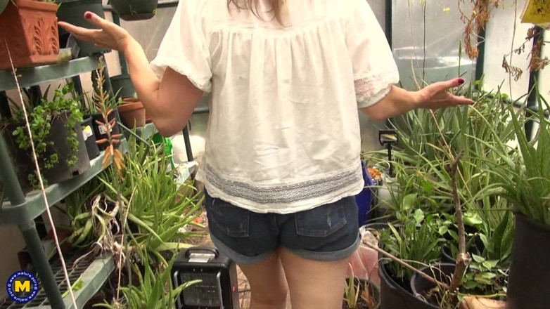 Mature NL: Matură sexy obraznică Indigo se distrează foarte mult cu ea și...