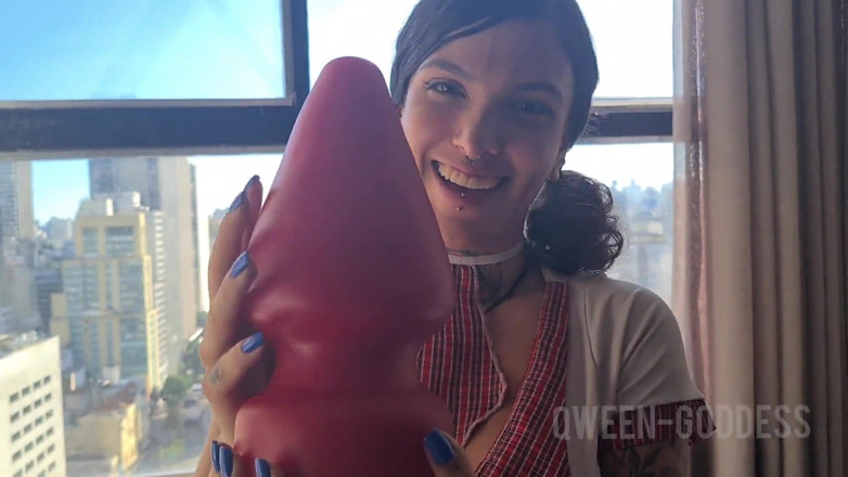 QweenSG: สาวน้อยฝึกเย็ดรูตูดลึกๆ